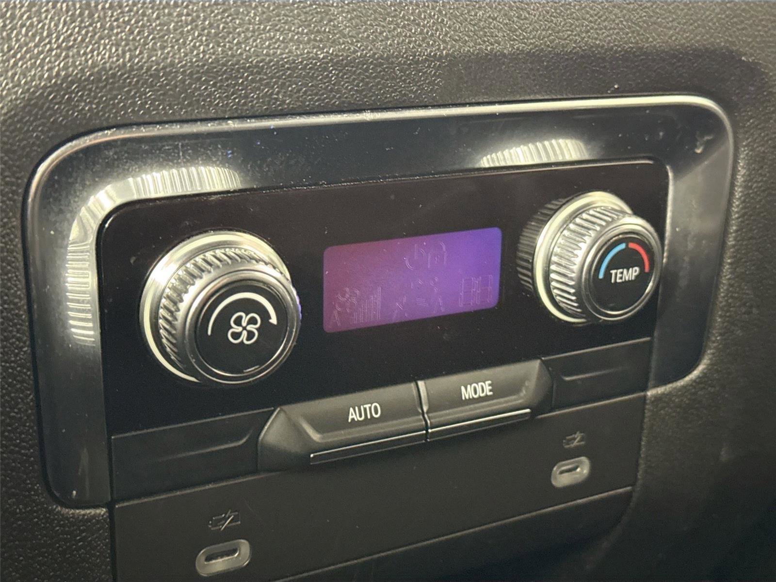 Used 2024 GMC Yukon XL SLT image 34