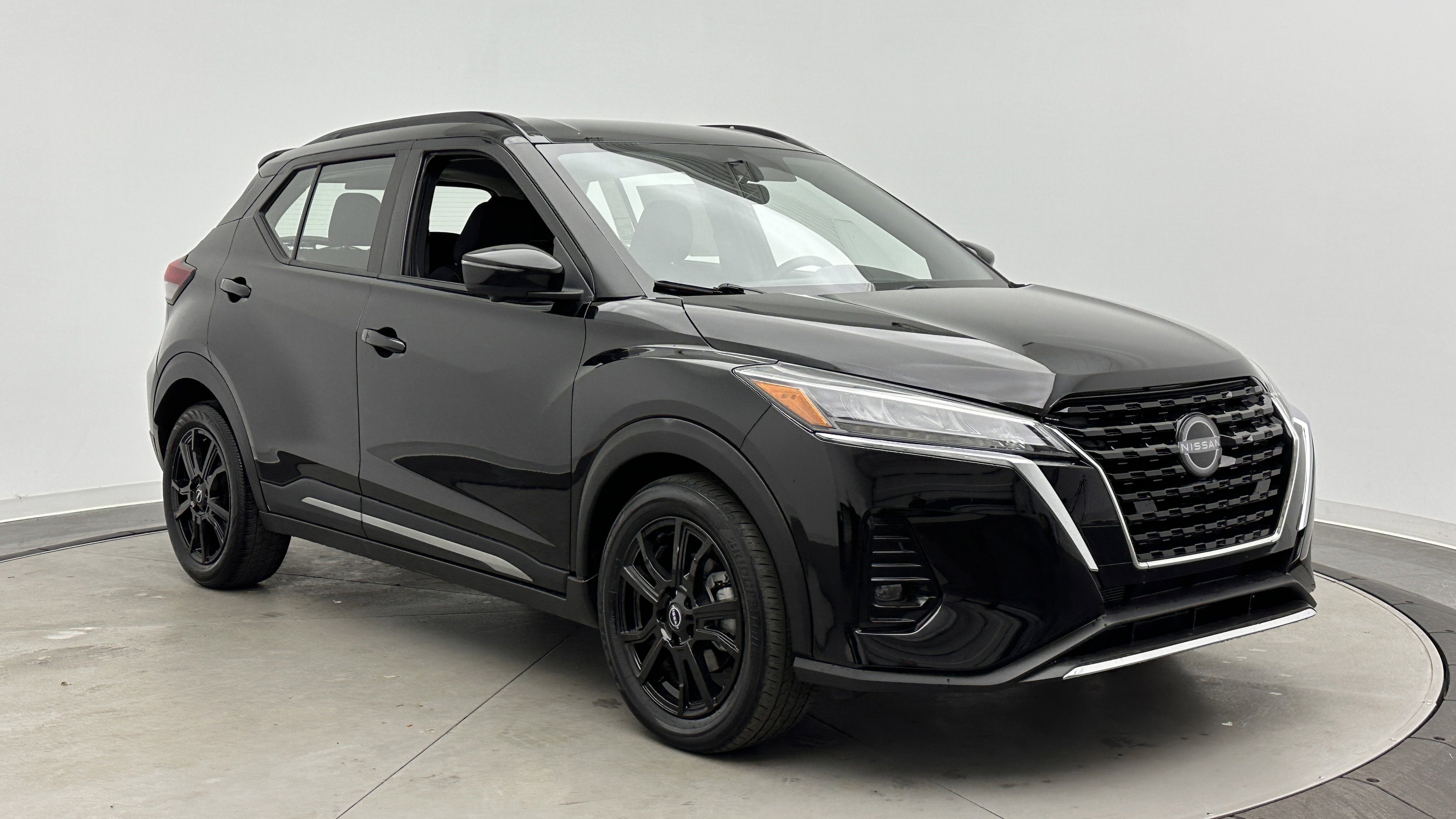 Used 2024 Nissan Kicks SR FWD image 3