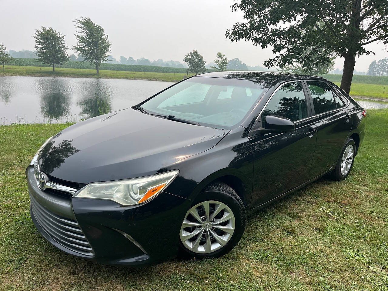 Used 2016 Toyota Camry LE FWD image 1