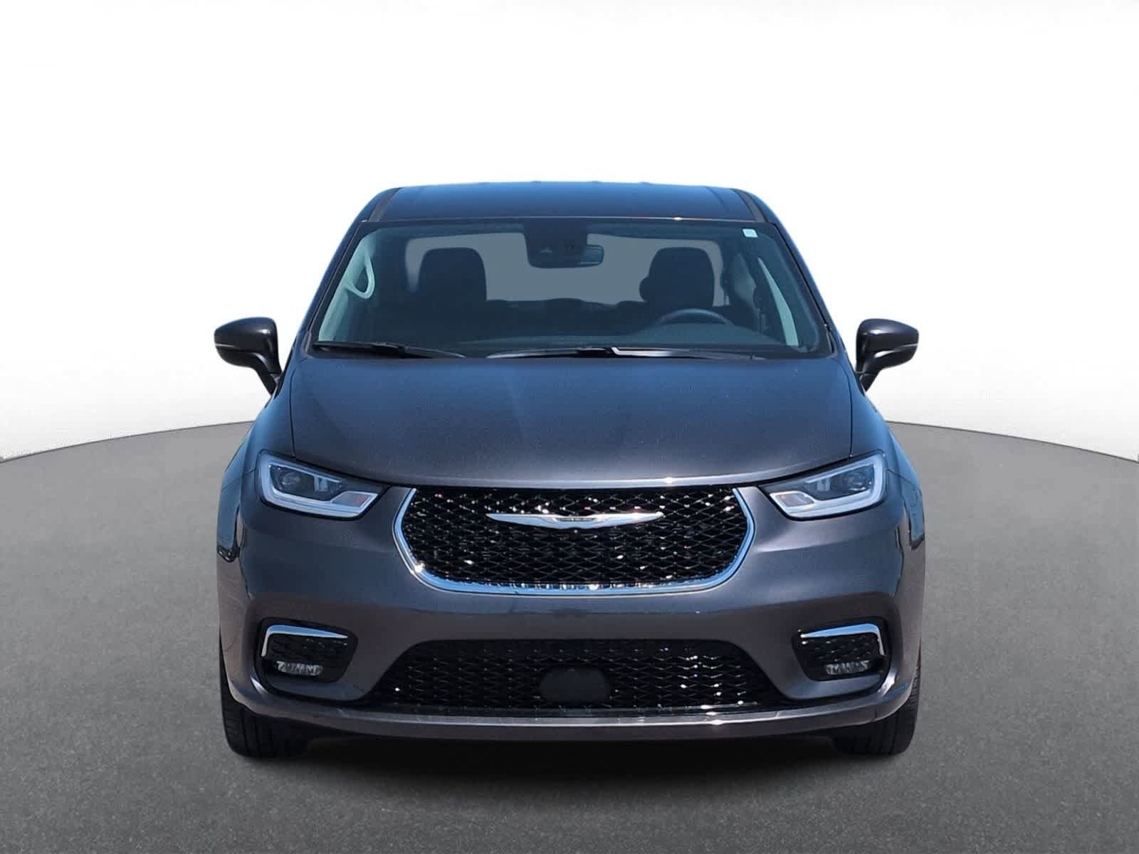Certified 2023 Chrysler Pacifica Touring-L AWD/4WD image 3
