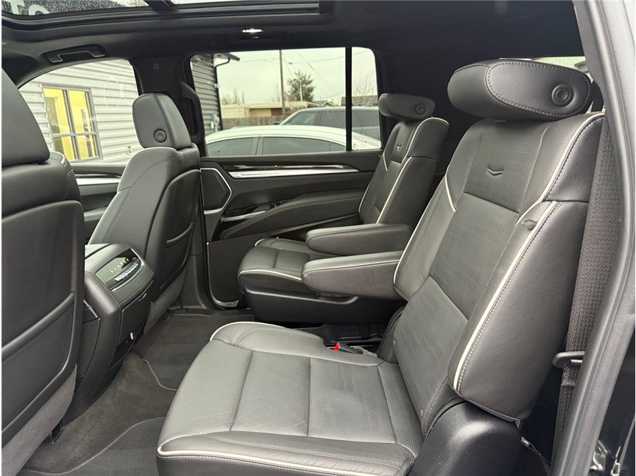 Used 2025 Cadillac Escalade ESV Premium Luxury image 34
