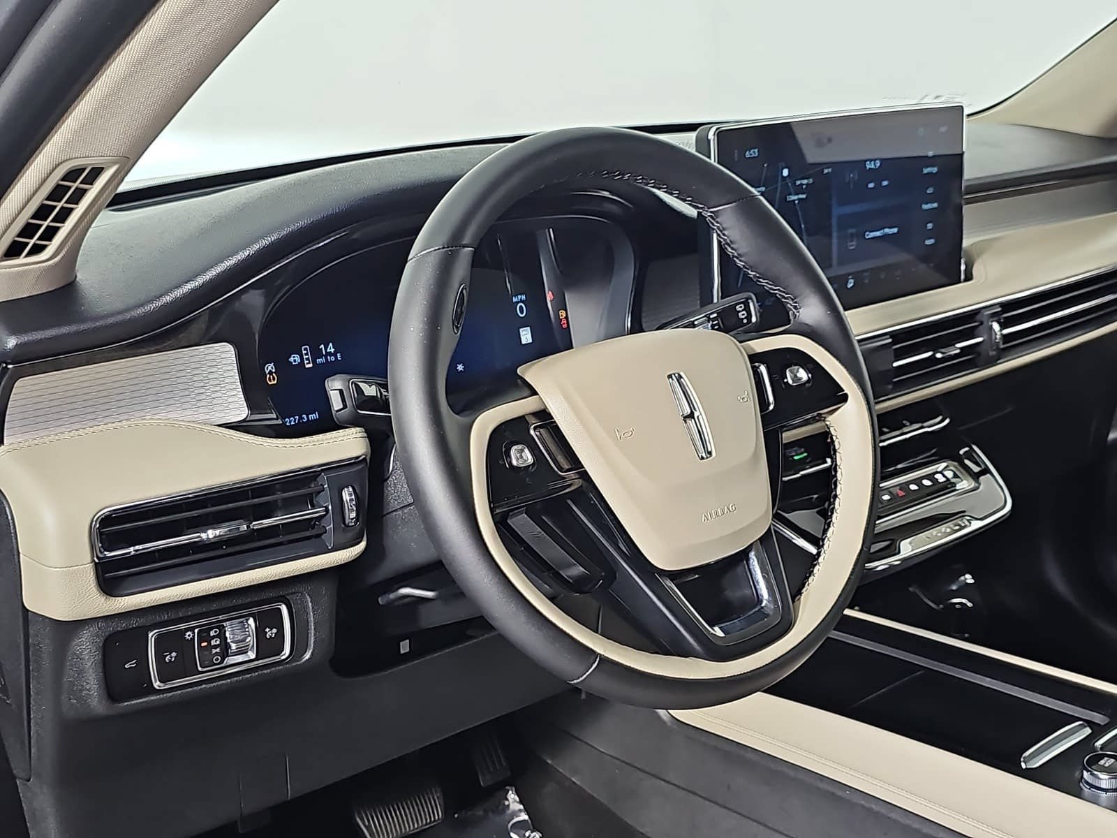 Used 2025 Lincoln Corsair FWD image 16