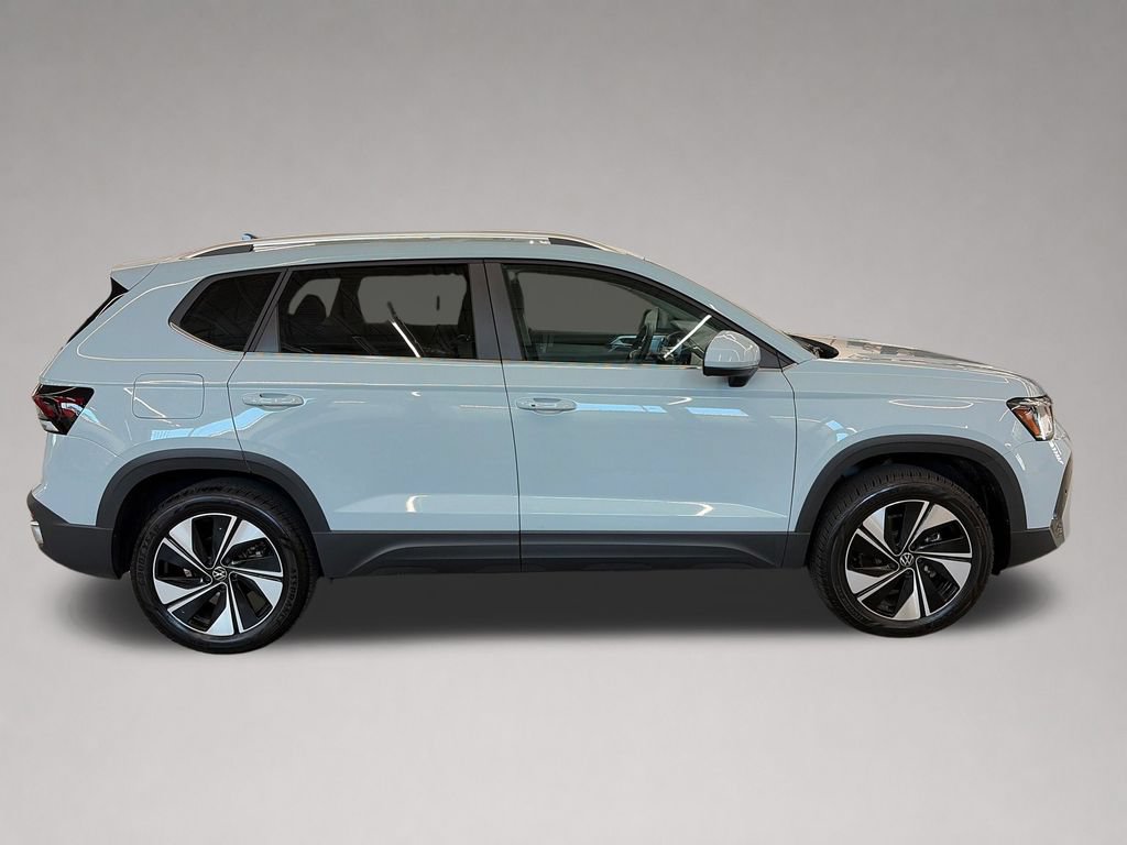 Used 2025 Volkswagen Taos SE w/ Panoramic Sunroof Package AWD/4WD image 2