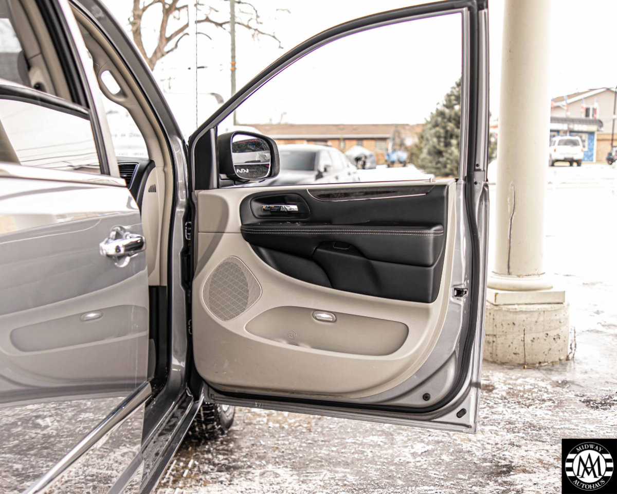 Used 2015 Chrysler Town & Country Touring-L w/ Driver Convenience Group image 28