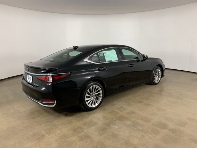 Used 2023 Lexus ES 300h Ultra Luxury w/ Accessory Package (Z2) image 8