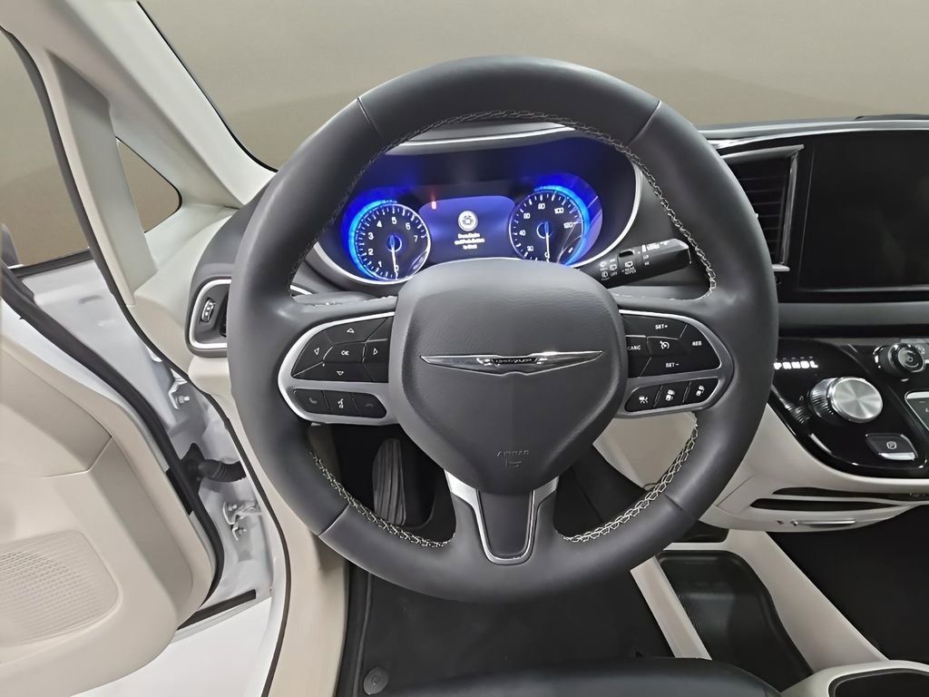 Used 2024 Chrysler Pacifica Touring-L image 23