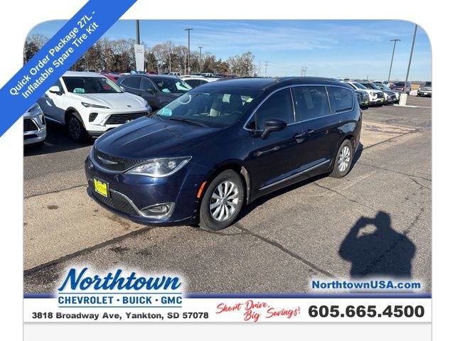 Used 2018 Chrysler Pacifica Touring-L image 1