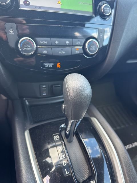 Used 2015 Nissan Rogue SV w/ SV Premium Package AWD/4WD image 17