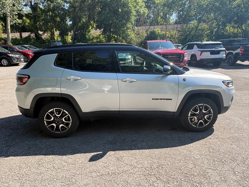 Used 2025 Jeep Compass Trailhawk AWD/4WD image 8