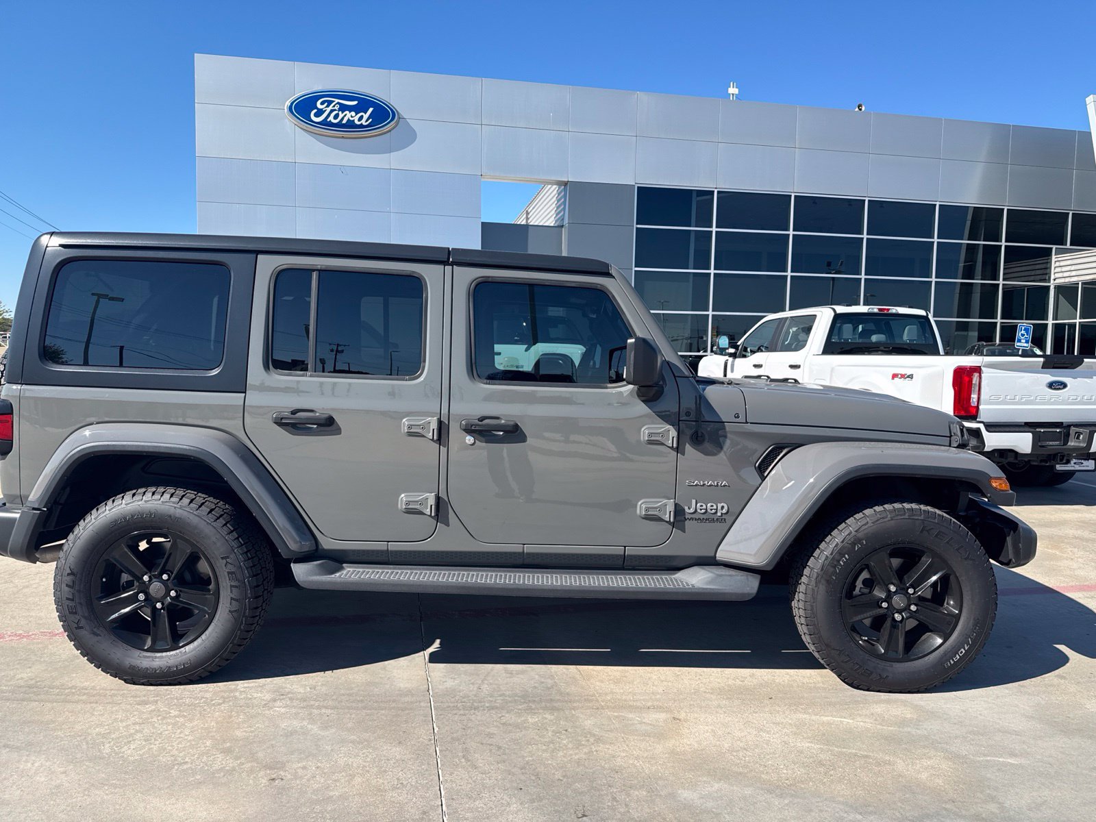 Used 2018 Jeep Wrangler Unlimited Sahara AWD/4WD image 2
