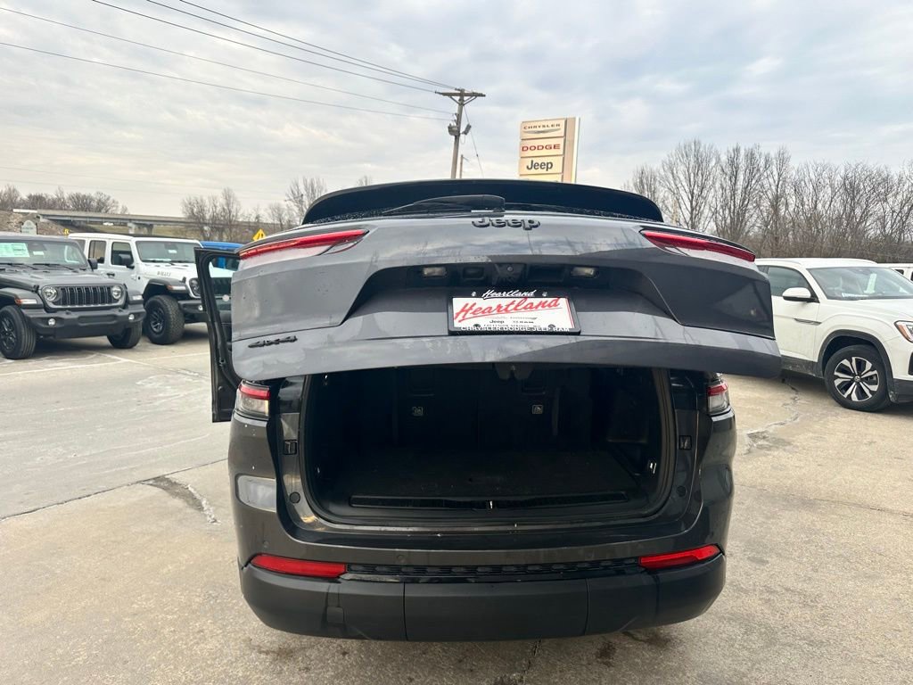 Used 2024 Jeep Grand Cherokee L Laredo image 36