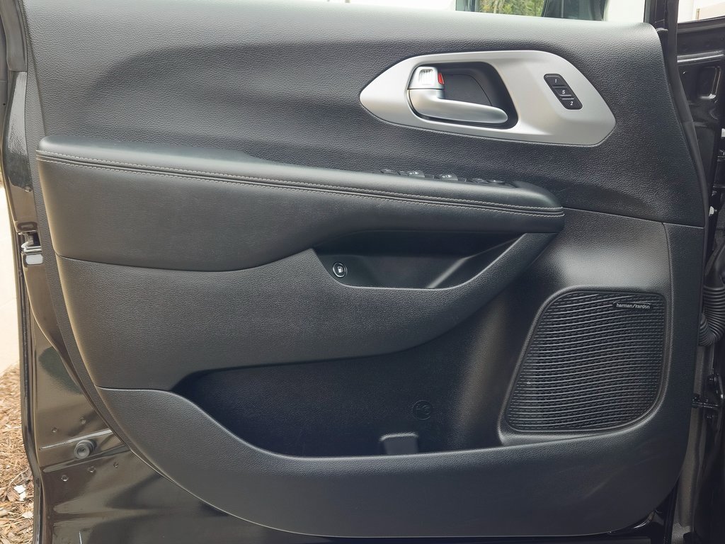 Used 2020 Chrysler Pacifica Limited w/ Advanced Safetytec Group image 12