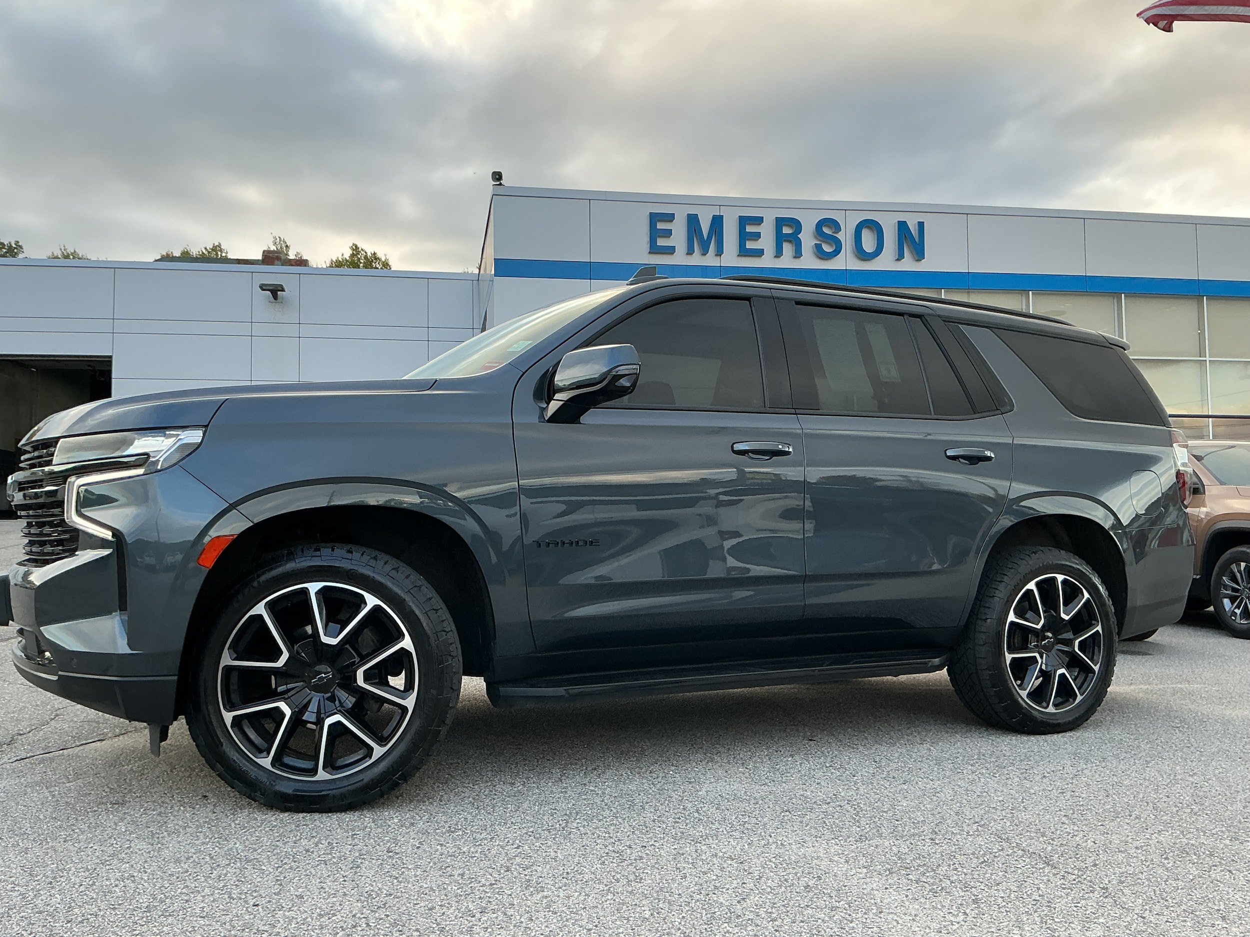 Used 2021 Chevrolet Tahoe RST w/ Luxury Package AWD/4WD image 2