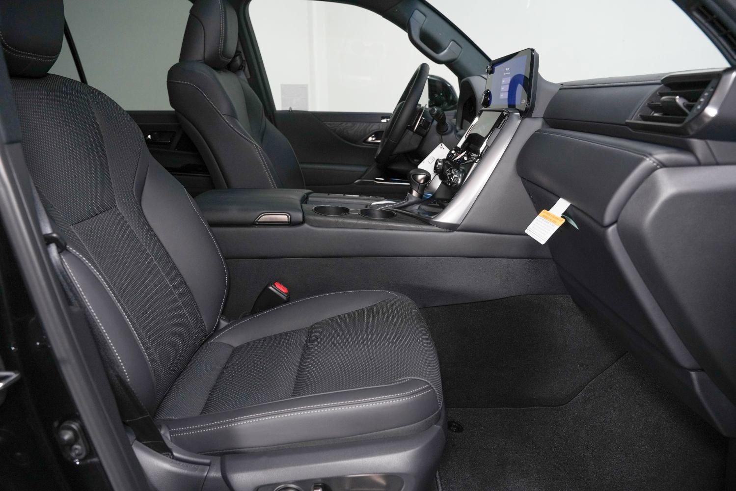 Used 2024 Lexus LX 600 4WD w/ Premium Package image 11