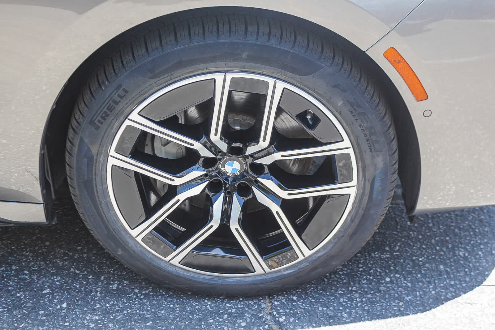 Used 2023 BMW i7 xDrive60 AWD/4WD image 9