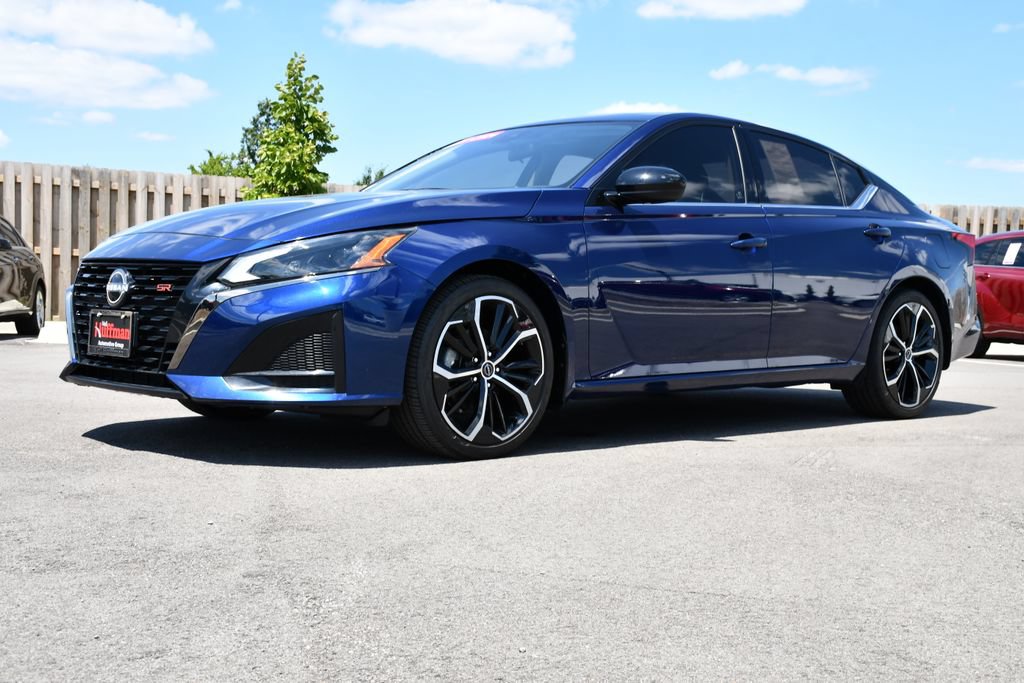 Used 2024 Nissan Altima 2.5 SR w/ SR Premium Package FWD image 3
