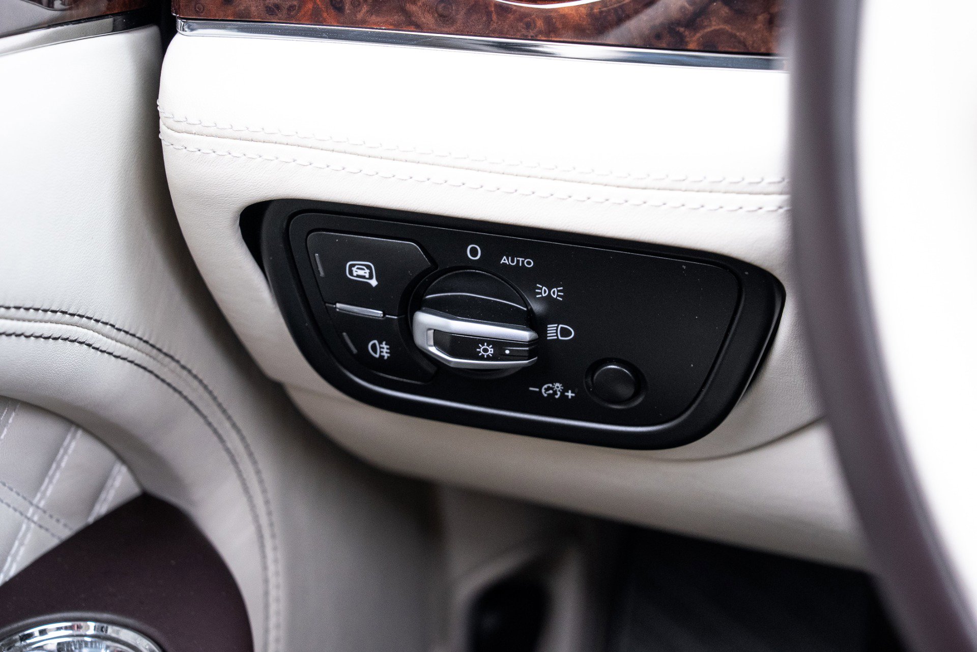 Used 2021 Bentley Bentayga image 38