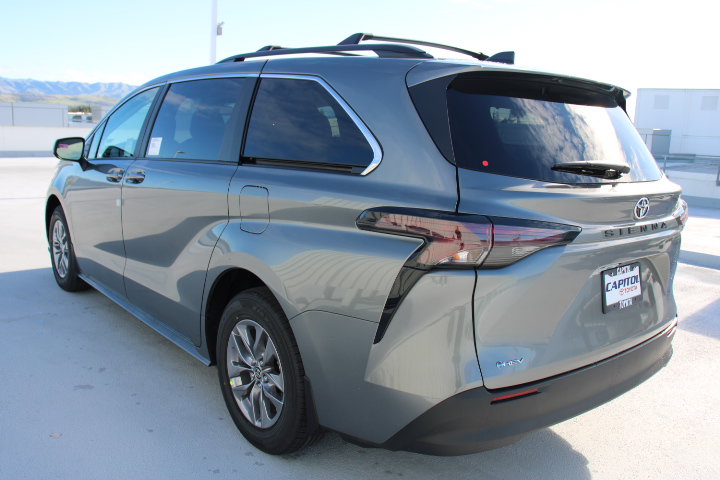 New 2026 Toyota Sienna LE FWD image 5