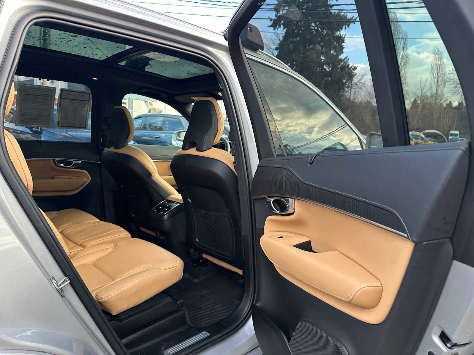 Used 2025 Volvo XC90 B6 Ultra w/ Lounge Package image 13