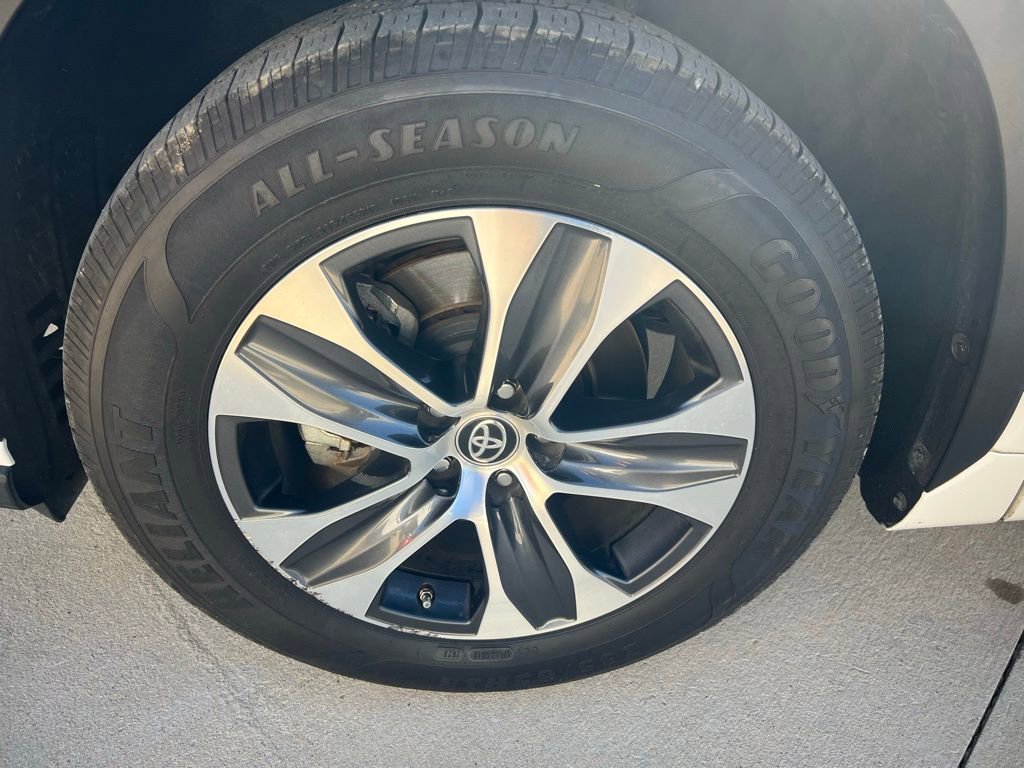 Used 2020 Toyota Highlander XLE image 26