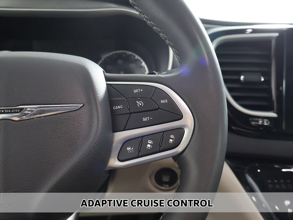 Used 2023 Chrysler Pacifica Touring-L FWD image 3