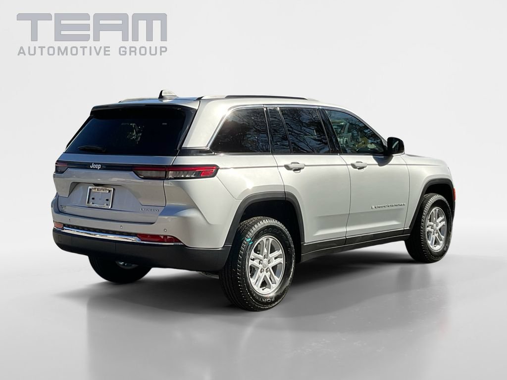 Used 2025 Jeep Grand Cherokee Laredo RWD image 7