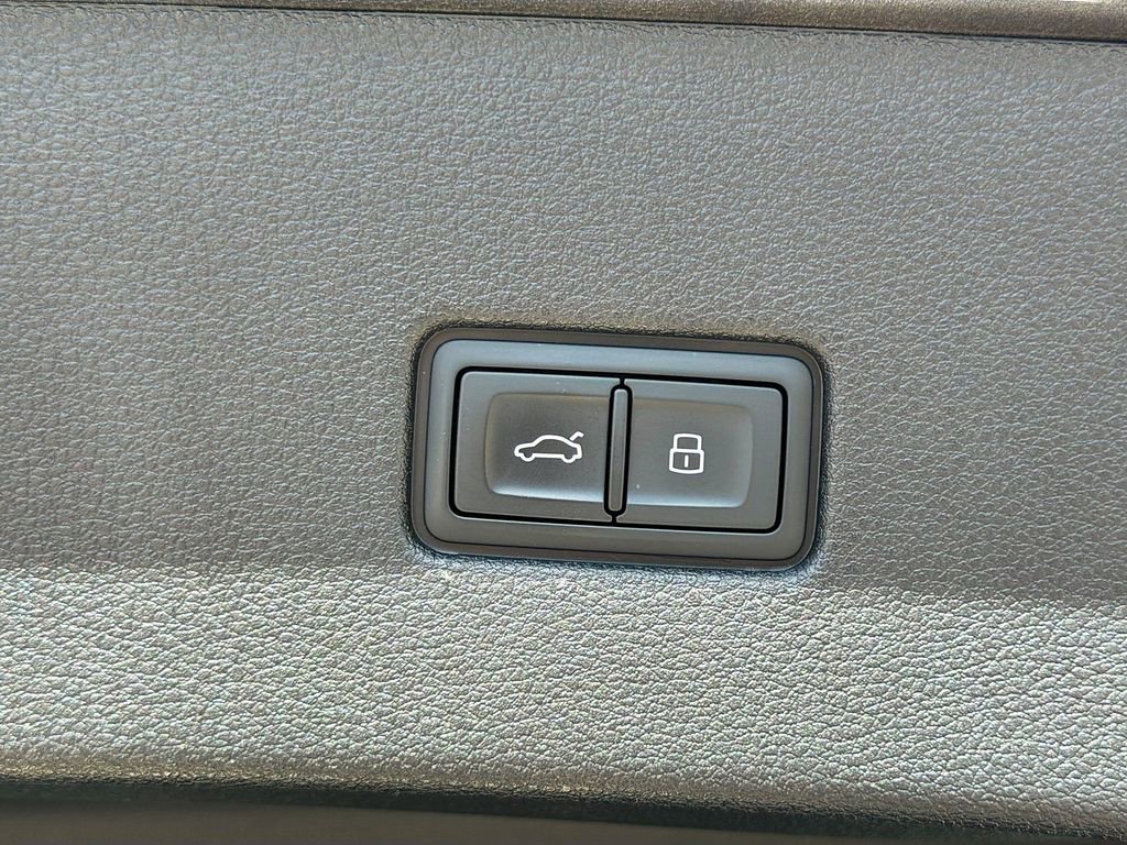 Used 2025 Audi Q8 Prestige image 17