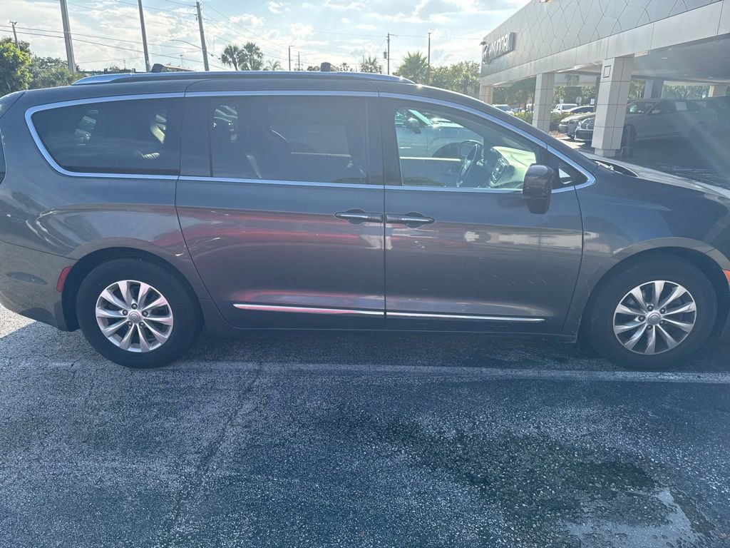 Used 2018 Chrysler Pacifica Touring-L FWD image 6