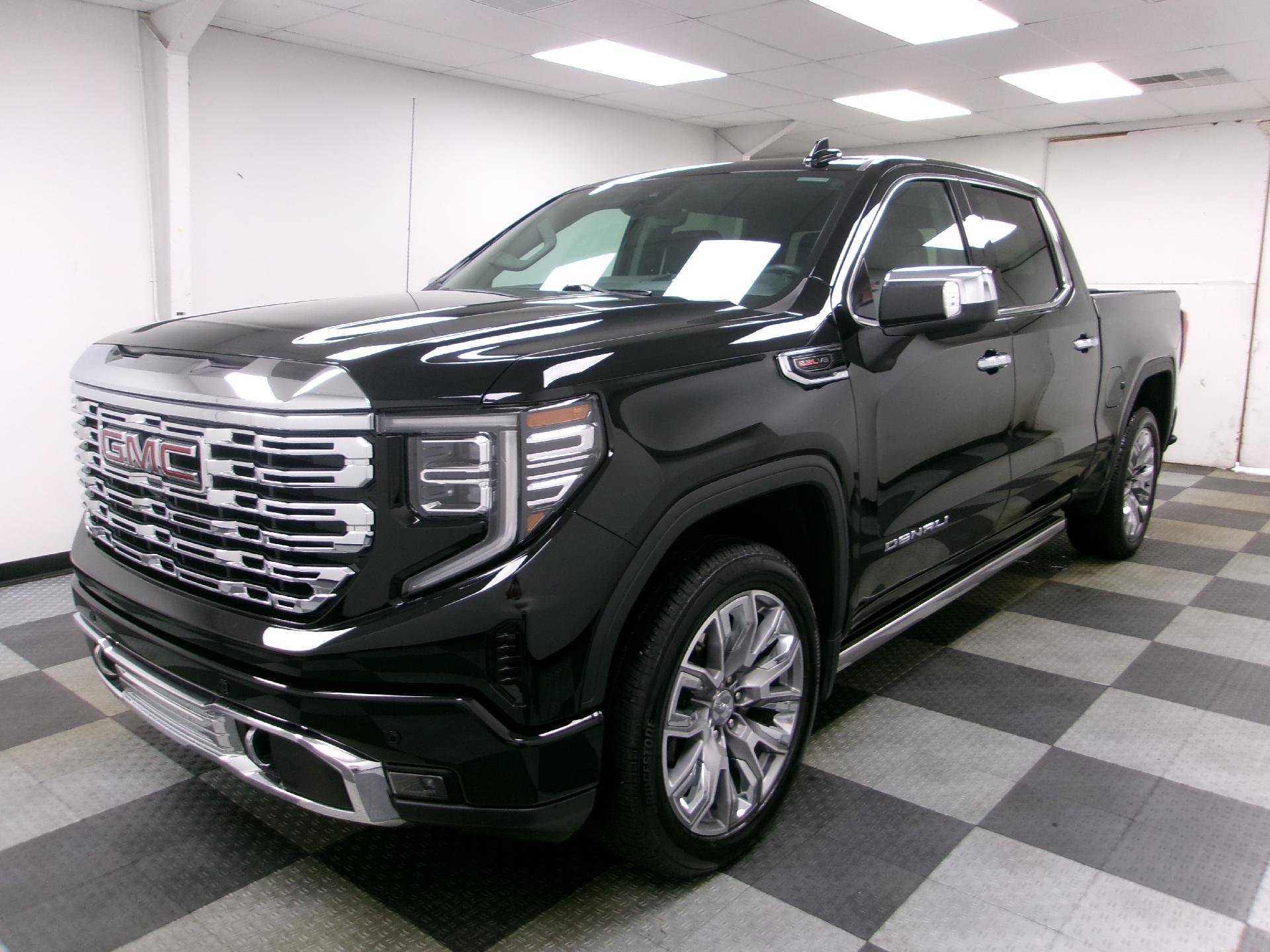 Used 2025 GMC Sierra 1500 Denali AWD/4WD image 1