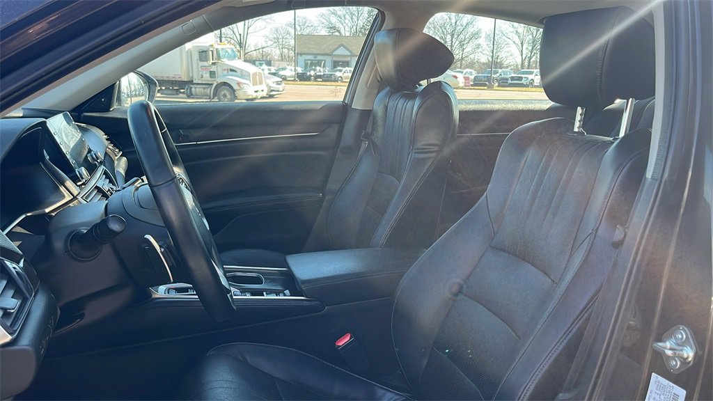 Used 2018 Honda Accord Touring image 10