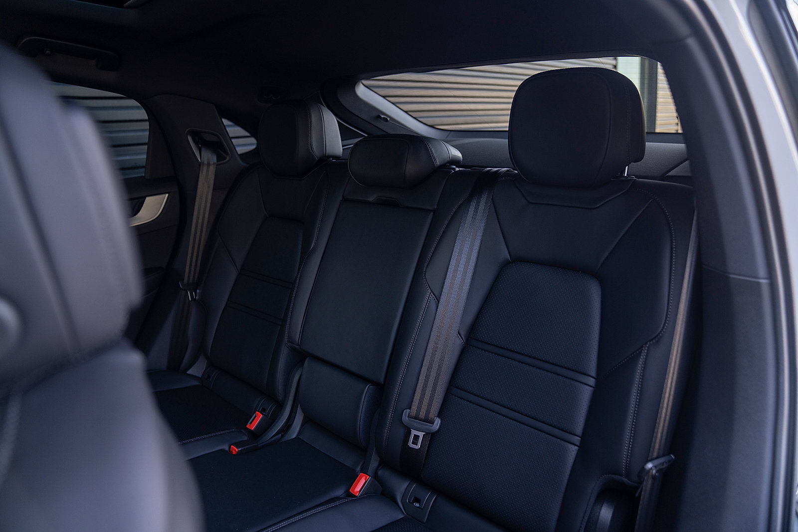 Certified 2025 Porsche Cayenne E-Hybrid Coupe AWD/4WD image 21