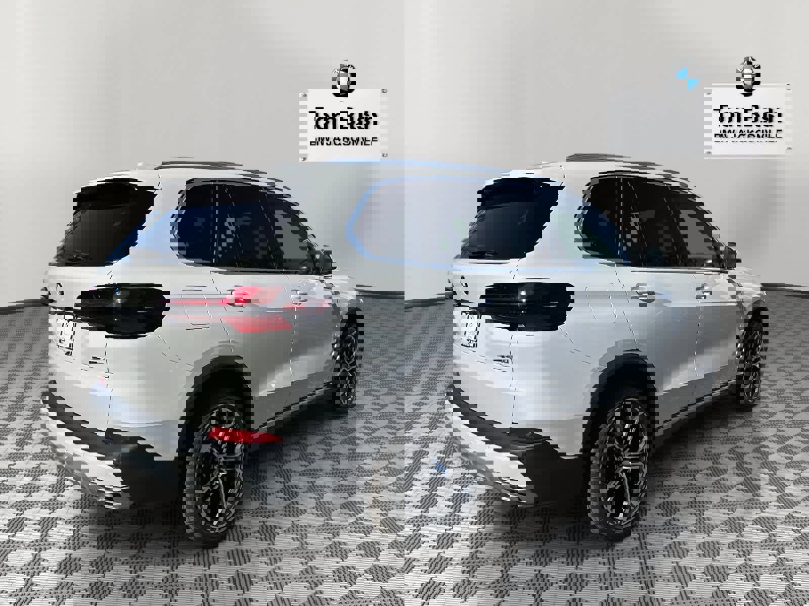 Certified 2025 BMW X5 sDrive40i w/ Parking Assistance Package image 3