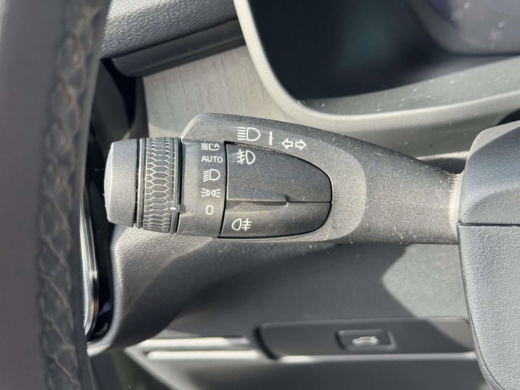 Certified 2023 Volvo XC40 B5 Plus w/ Climate Package image 21