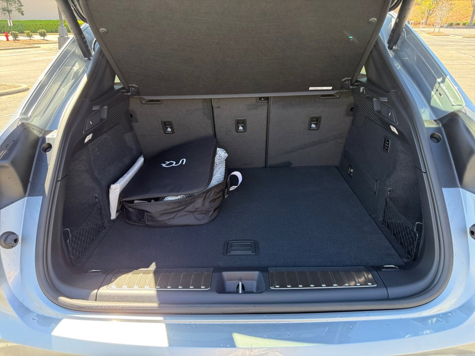 Certified 2025 Porsche Macan Electric image 17