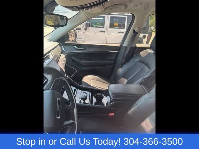 Used 2023 Jeep Grand Cherokee Limited w/ Black Appearance Package AWD/4WD image 12
