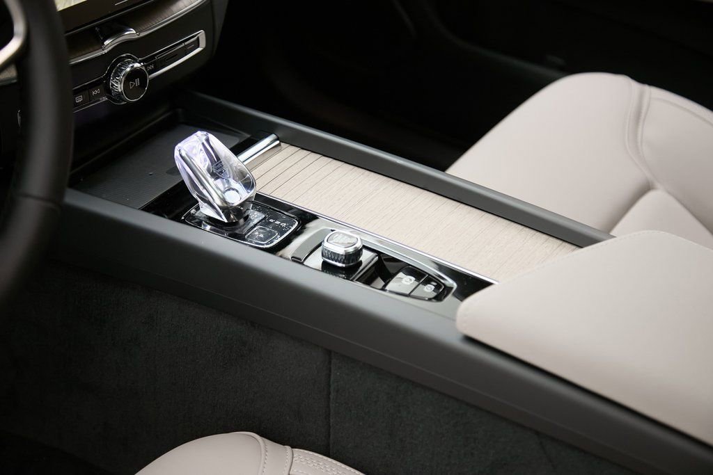 New 2026 Volvo XC60 B5 Plus w/ Protection Package Premier image 18