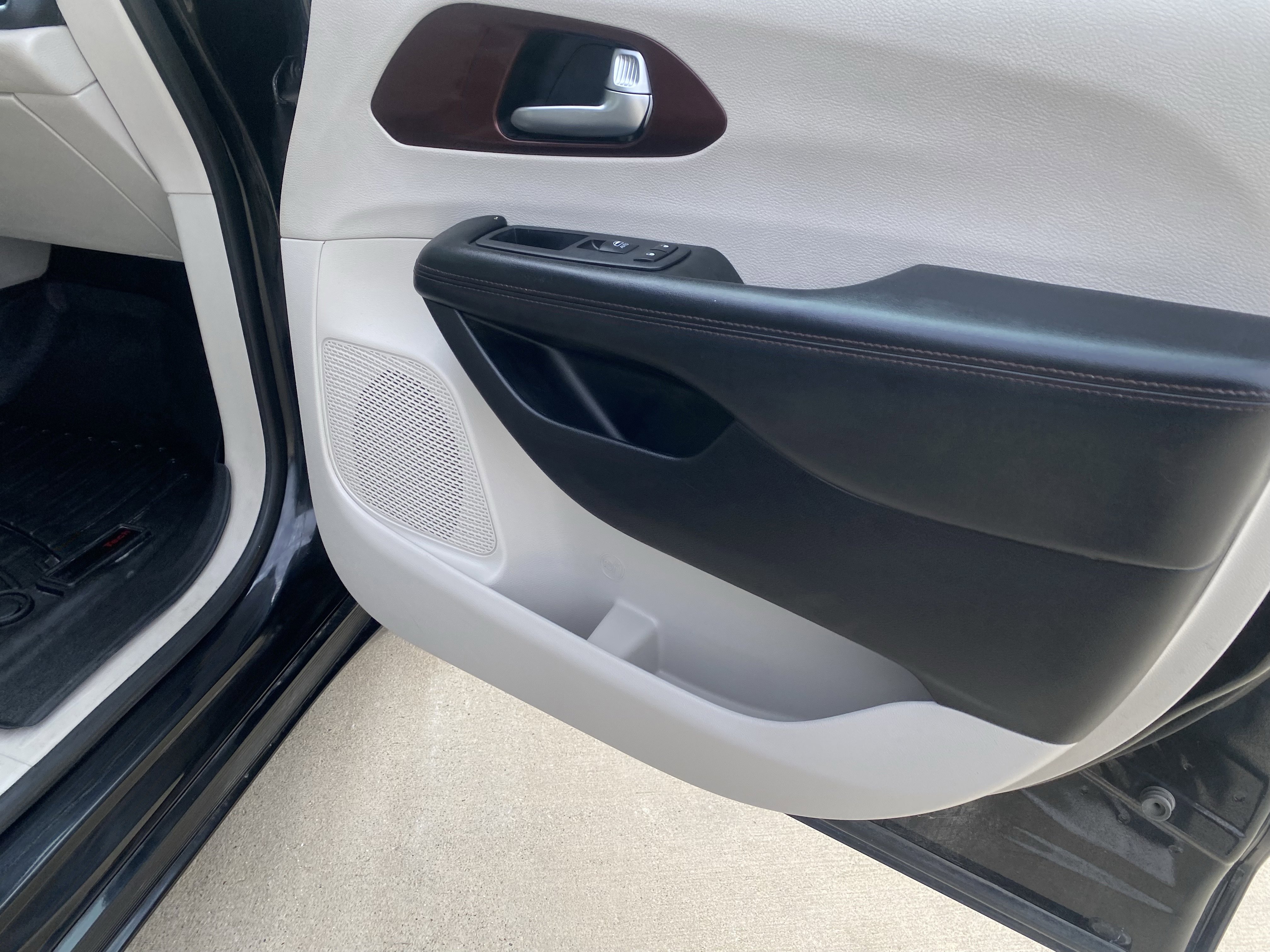 Used 2020 Chrysler Pacifica Limited image 4