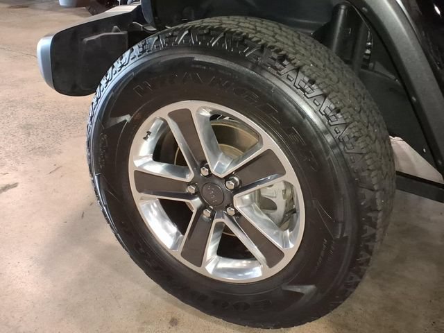 Used 2022 Jeep Wrangler Unlimited Sahara w/ Dual Top Group AWD/4WD image 8