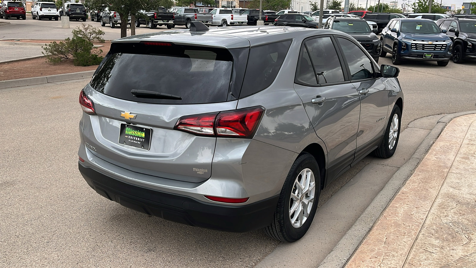 Used 2024 Chevrolet Equinox LS w/ LS Convenience Package FWD image 8