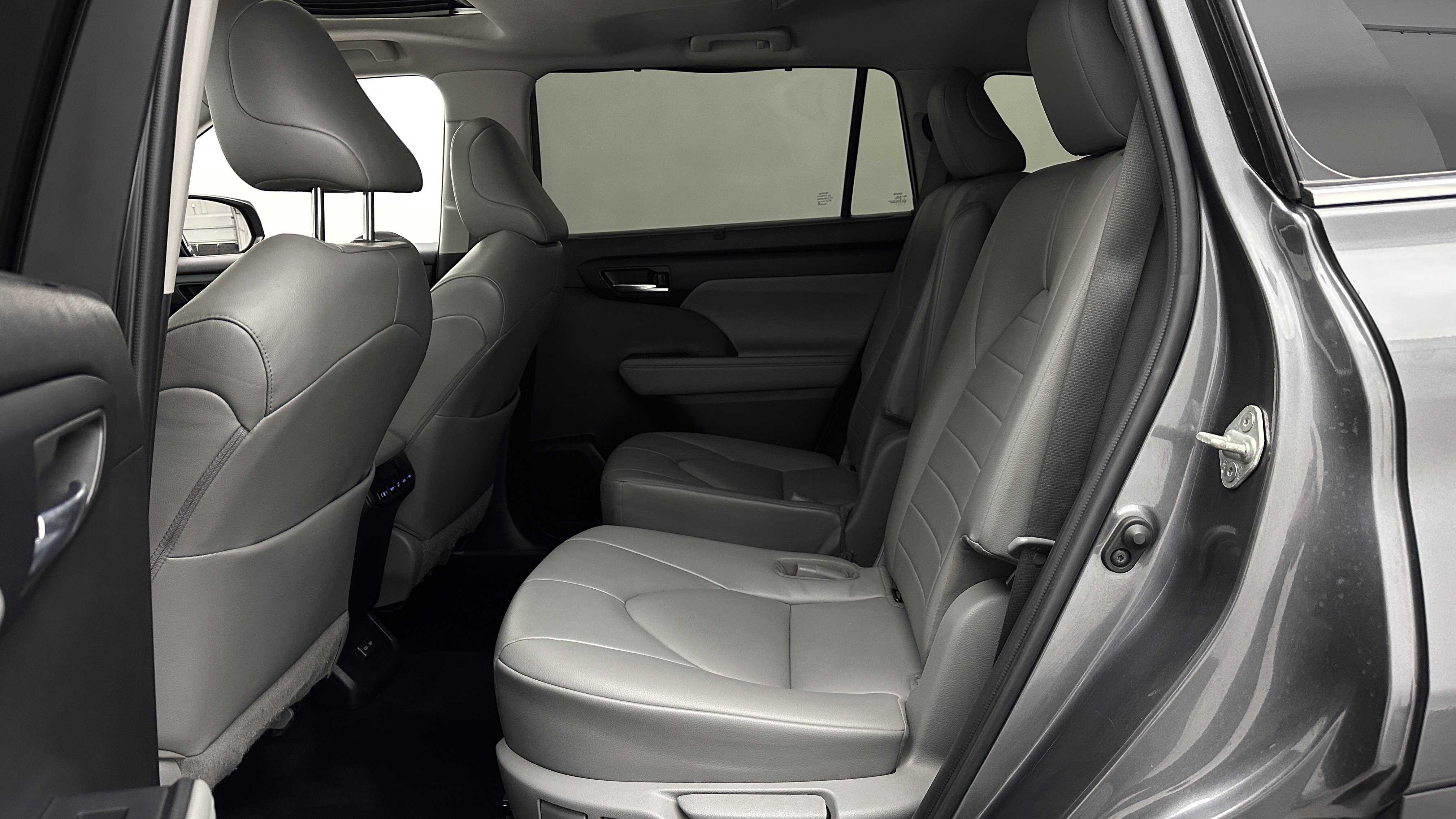 Used 2022 Toyota Highlander XLE AWD/4WD image 24