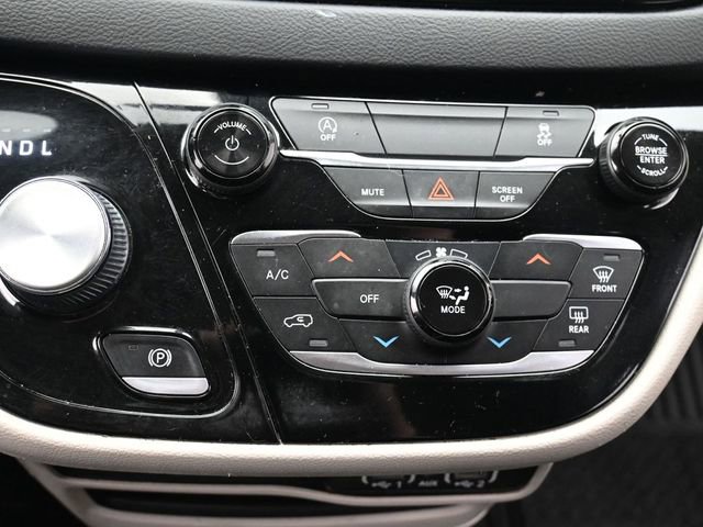 Used 2022 Chrysler Voyager LX image 22