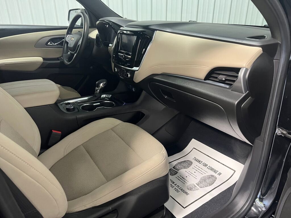 Used 2022 Chevrolet Traverse LS image 3