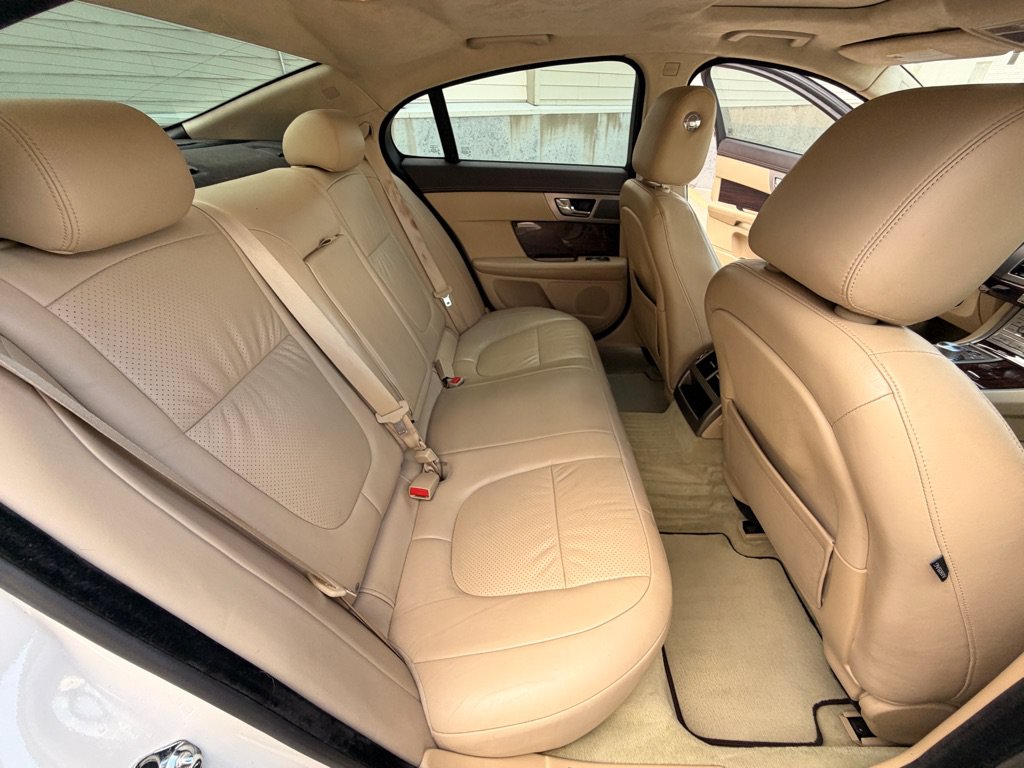 Used 2010 Jaguar XF Premium RWD image 19