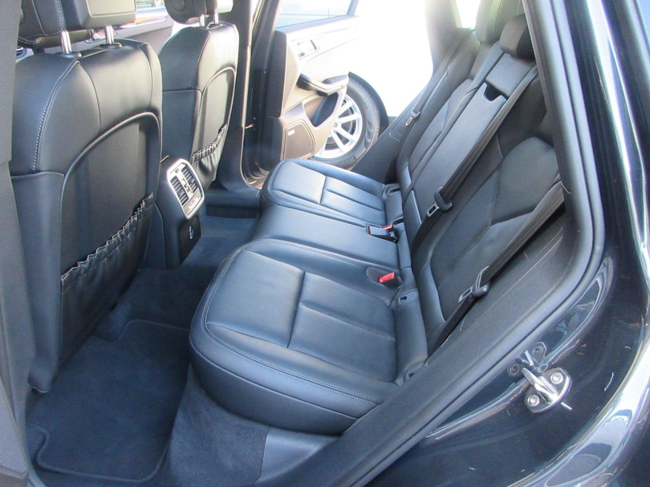 Used 2025 Porsche Macan w/ Premium Package Plus AWD/4WD image 42