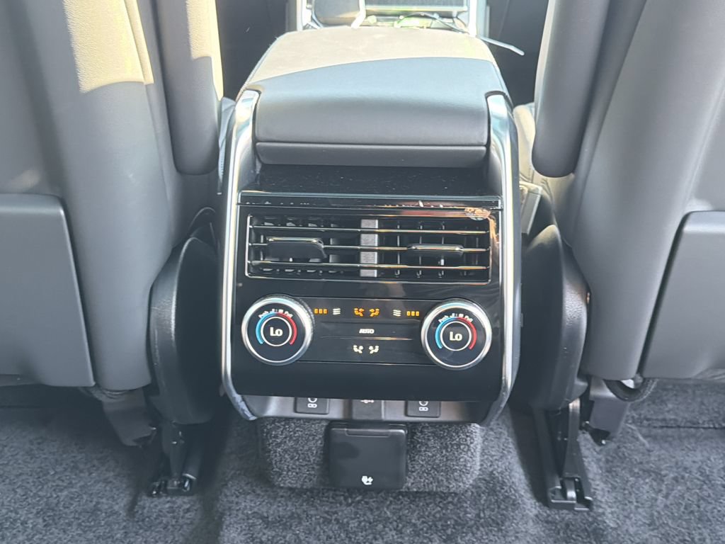 New 2026 Land Rover Range Rover Long Wheelbase SE AWD/4WD image 18