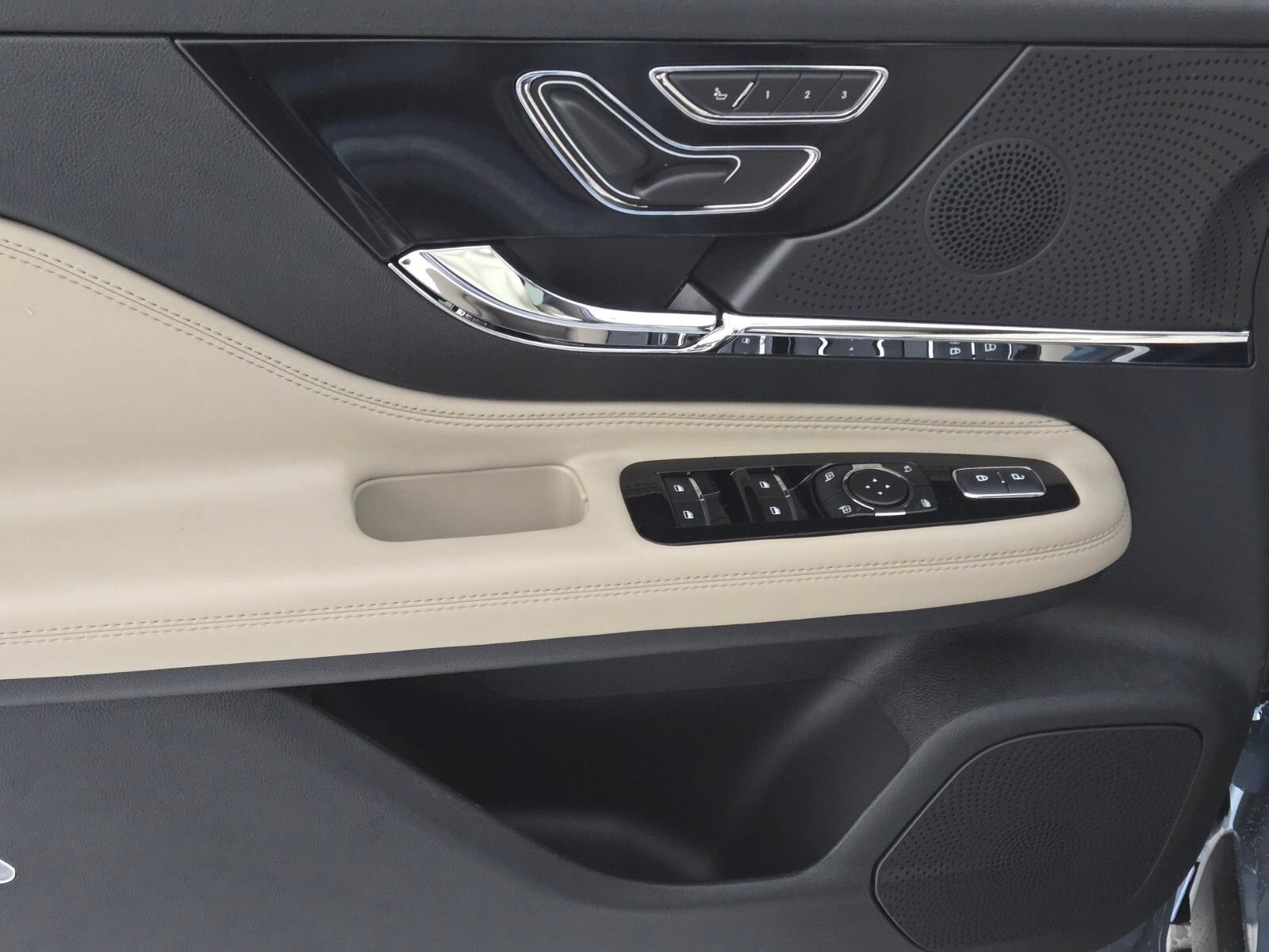 New 2026 Lincoln Corsair Reserve w/ Jet Appearance Package FWD image 20