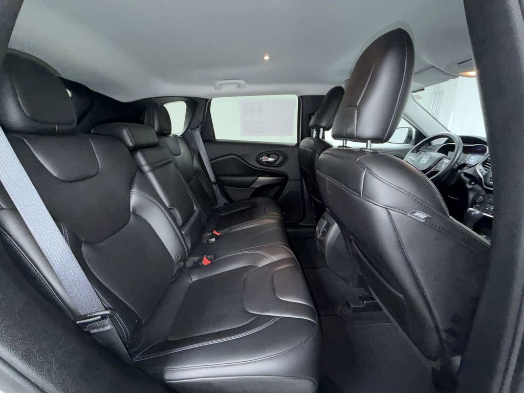 Used 2019 Jeep Cherokee Latitude Plus AWD/4WD image 17
