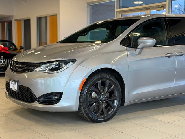 Used 2019 Chrysler Pacifica Touring Plus w/ S Appearance Package FWD image 3