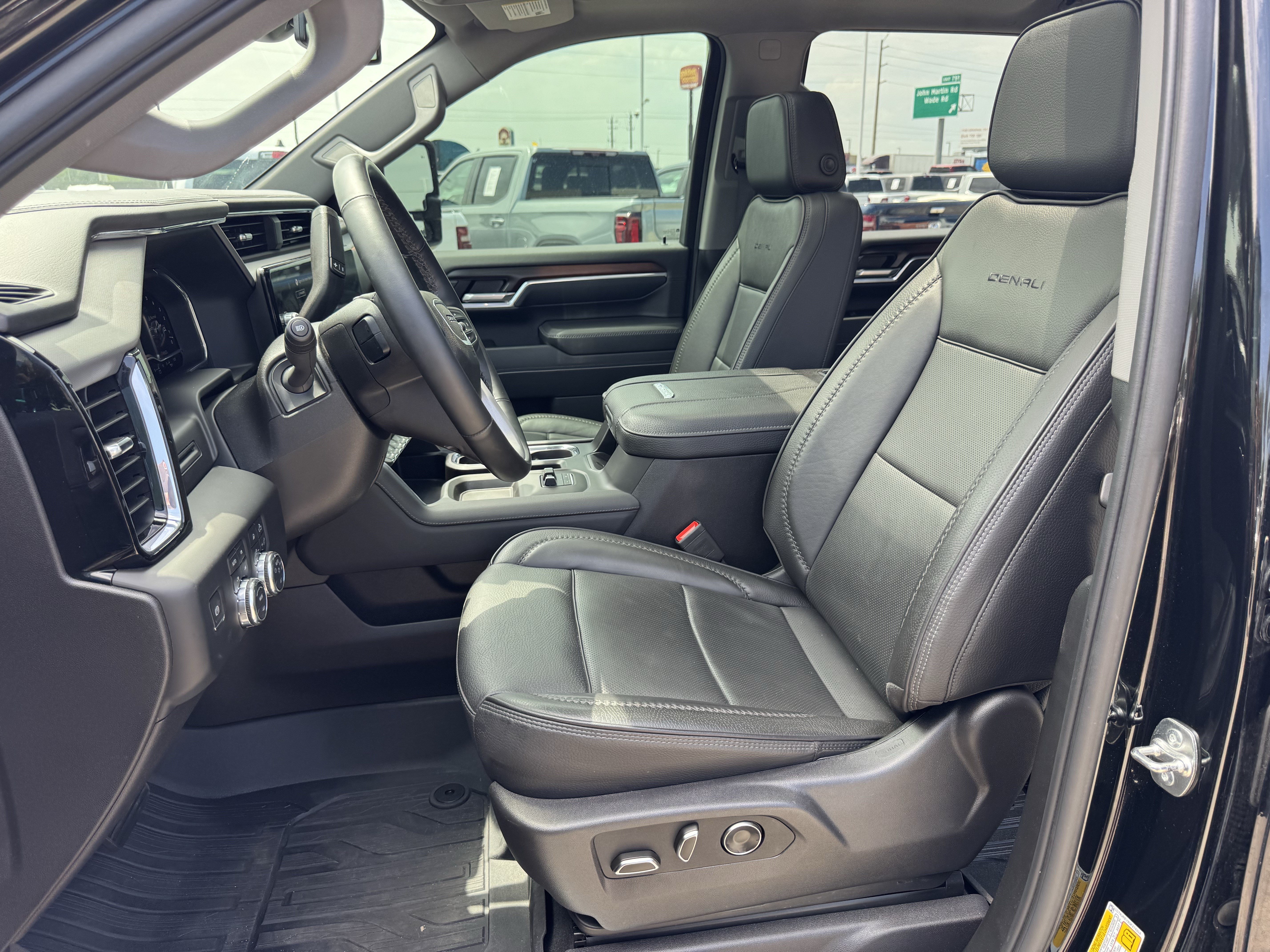 Used 2025 GMC Sierra 2500 Denali AWD/4WD image 24