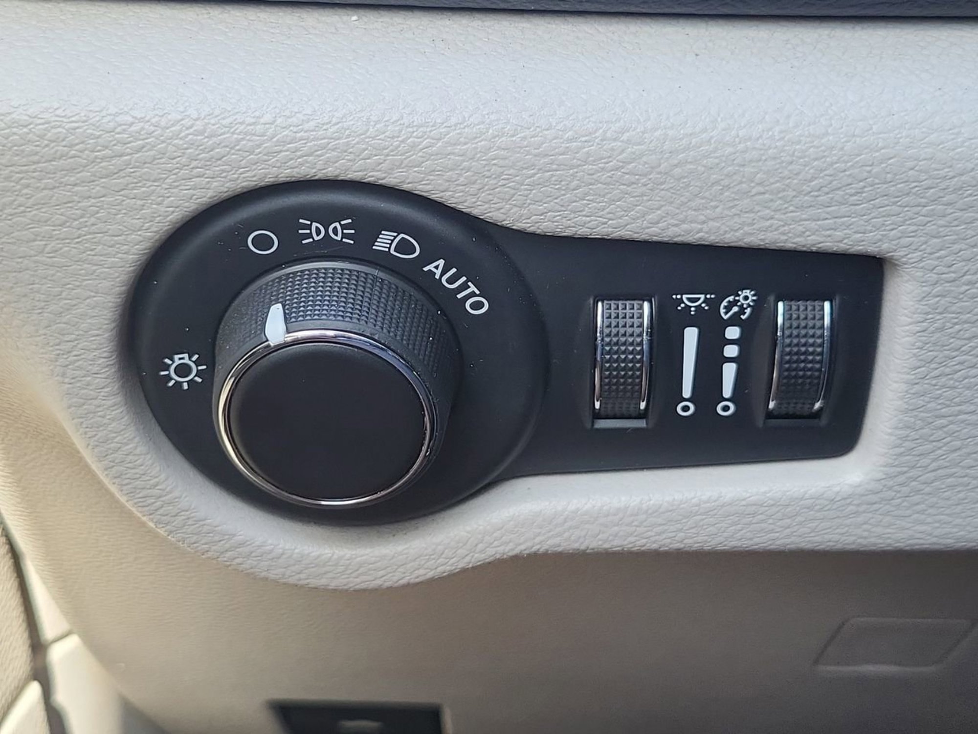 Used 2020 Chrysler Voyager Lxi image 14